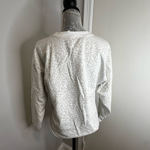 GAP Women's Sweater Grey White Cheetah Print Crew Neck Sweatshirt. Raw Hem. Sz:S - Picture 2 of 10